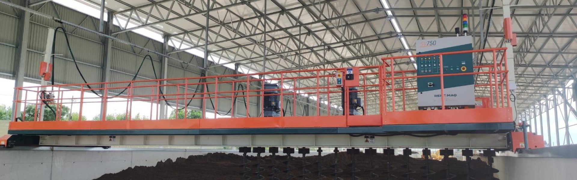 MÁQUINA PARA REVOLVIMENTO DE COMPOSTAGEM SV750