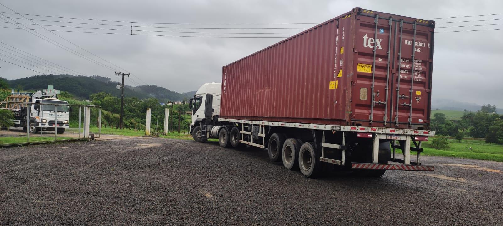 Carregamento de container para cliente no exterior. Carregamento de container para cliente no exterior.